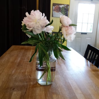 900 Grayson - Fresh flowers on our table. - Breakfast & Brunch Near Me - Berkeley, California
