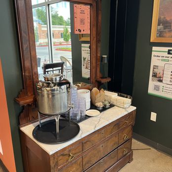 Station No 3 - Benton Park - Self serve water and utensil station - Gastropubs Near Me - St. Louis, Missouri