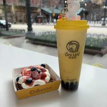 Uni Uni Bubble Tea - Mixed Berry Croffle (left) &  Mango Smoothie with Brown Sugar Tapioca (right) - Bubble Tea Near Me - Chicago, Illinois