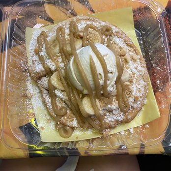 Kinsley's Ice Cream & Funnel cake parlor - Banana Banana Cream Pudding Funnel - Desserts Near Me - Fort Worth, Texas