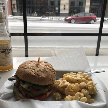 Unburger Grill - Ginger ale with passion fruit, southwestern Spicy chickpea zucchini burger and vegan mac & cheese - Vegan Near Me - Dearborn, Michigan