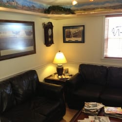 Valley Barbershop - Train that runs around the waiting area