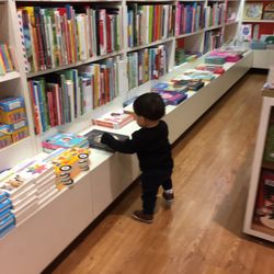 La Vie Porto Baixa - Enjoying the bookstore