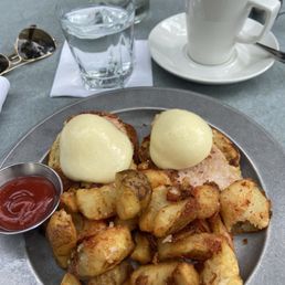 Come on Drake.....give a girl a little more hollandaise!
