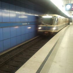 U-Bahnhof Brudermühlstraße - Zug fährt ein
