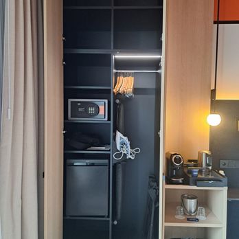 DoubleTree by Hilton Amsterdam Centraal Station - Closet and coffee stations - Hotels Near Me - Amsterdam, New Hampshire
