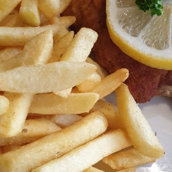 Hotel Am Markt - Wiener Schnitzel mit Pommes Frites - Hotels Near Me - Greding, BY