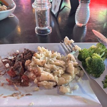 Red Rocks Cafe - Filet and mashed potatoes - Bars Near Me - Charlotte, North Carolina