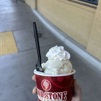 Cold Stone Creamery - Vanilla Lite ice cream with whipped topping. - Ice Cream & Frozen Yogurt Near Me - Tucson, Arizona Cold Stone Creamery - Vanilla Lite ice cream with whipped topping. - Ice Cream & Frozen Yogurt Near Me - Tucson, Arizona