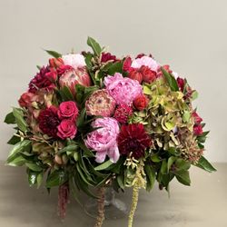 Florentyna's A Fine Flower Company - Beautiful flower arrangement with Hydrangeas, Roses, Dahlias and other seasonal flowers