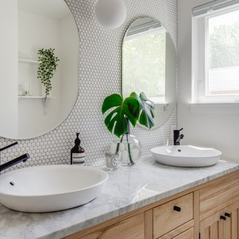 Tomrose Construction - a bathroom with two sinks and a large mirror - General Contractors Near Me - Petaluma, California Tomrose Construction - a bathroom with two sinks and a large mirror - General Contractors Near Me - Petaluma, California