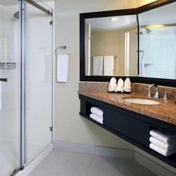 Embassy Suites by Hilton Los Angeles International Airport North - Guest room bath