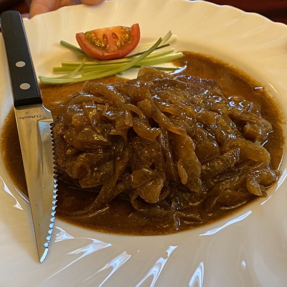 Veal liver with baked onion Veal liver with baked onion