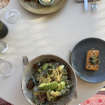 Little Saint - Kale salad with tofu and burger - Vegan Near Me - Healdsburg, California Little Saint - Kale salad with tofu and burger - Vegan Near Me - Healdsburg, California