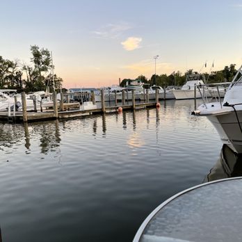 Lilly Pad - boats docked at a marina at sunset - Seafood Near Me - Henrico, Virginia Lilly Pad - boats docked at a marina at sunset - Seafood Near Me - Henrico, Virginia