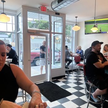 Archie's Flat Top - Getting busy around 6 on a Friday - Burgers Near Me - West Allis, Wisconsin Archie's Flat Top - Getting busy around 6 on a Friday - Burgers Near Me - West Allis, Wisconsin