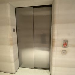 Apple Lenox Square - Unknown elevator, Apple Lenox Square