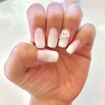 T4 Nail Spa - Dip powder French ombré, clear gel topcoat, 3D acrylic flower with rhinestone - Nail Salons Near Me - Garden Grove, California