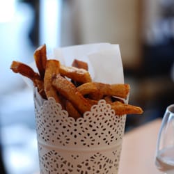 Un Chien Dans Un Jeu De Quilles - frites à la graisse de canard