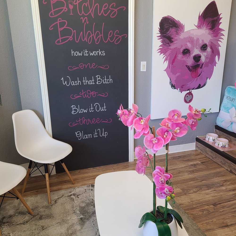 Bitches N Bubbles - Lobby/Sitting area - Pet Groomers Near Me - Long Beach, California Bitches N Bubbles - Lobby/Sitting area - Pet Groomers Near Me - Long Beach, California
