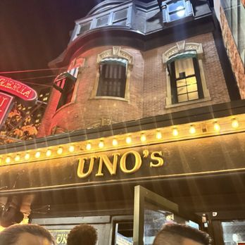 Pizzeria Uno - Pizza Near Me - Chicago, Illinois