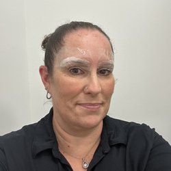 BROWS & CO - Numbing cream is on - Before