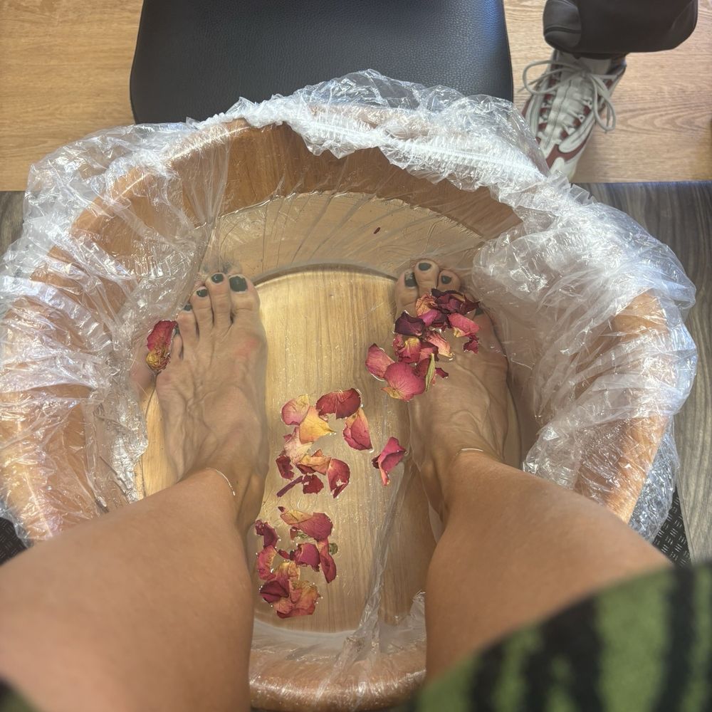 I got the gel pedicure. They start off with this lovely bucket filled w sea salts and rose petals.