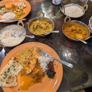 Indian Bites - Chicken curry, garlic naan, mint and tamarind chutney, and the best vegetarian dish they suggested - Indian Near Me - Lyons, Colorado Indian Bites - Chicken curry, garlic naan, mint and tamarind chutney, and the best vegetarian dish they suggested - Indian Near Me - Lyons, Colorado