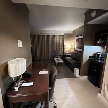 Sheraton Suites Calgary Eau Claire - Entry, wet bar, and living room in the 1-bedroom corner executive suite - Hotels Near Me - Calgary, Alberta Sheraton Suites Calgary Eau Claire - Entry, wet bar, and living room in the 1-bedroom corner executive suite - Hotels Near Me - Calgary, Alberta