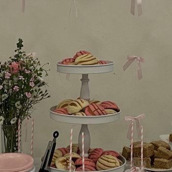 La Favorita Bakery - Pink & white mini conchas for baby shower - Bakeries Near Me - Paramount, California La Favorita Bakery - Pink & white mini conchas for baby shower - Bakeries Near Me - Paramount, California