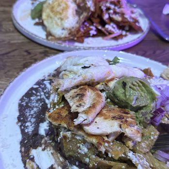 Madres Brunch - Chilaquiles verdes con pollo - Breakfast & Brunch Near Me - Riverside, California Madres Brunch - Chilaquiles verdes con pollo - Breakfast & Brunch Near Me - Riverside, California
