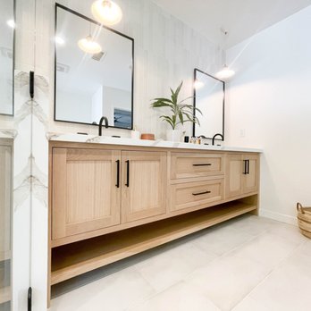 Friendly Contractor - Primary Bathroom in Woodland Hills - General Contractors Near Me - Beverly Hills, California Friendly Contractor - Primary Bathroom in Woodland Hills - General Contractors Near Me - Beverly Hills, California