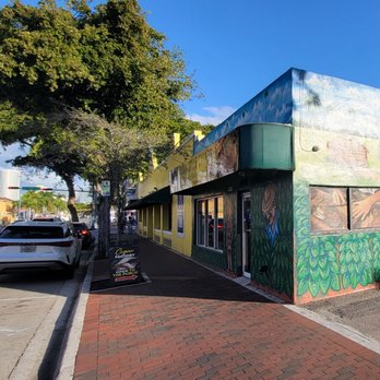 Casa Del Tabaco - The sidewalk approaching the home of great cigars. - Tobacco Shops Near Me - Miami, Florida Casa Del Tabaco - The sidewalk approaching the home of great cigars. - Tobacco Shops Near Me - Miami, Florida