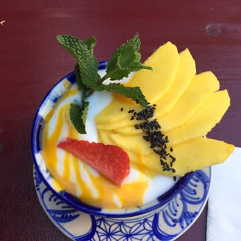 Si An - Mango sticky rice (with black rice) - Vietnamese Near Me - Berlin, BE