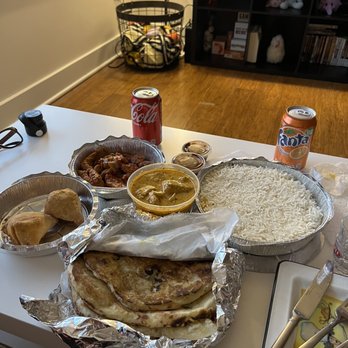 Tulsi - Veggie Veg. Samosa (2 Pieces), Garlic Naan, Chicken Tikka masala, Chili Chicken - Indian Near Me - Richmond, Virginia