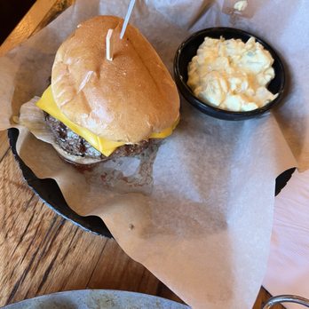 JT Hannah's Kitchen - Deluxe Cheeseburger with potato salad - American Near Me - Pigeon Forge, Tennessee