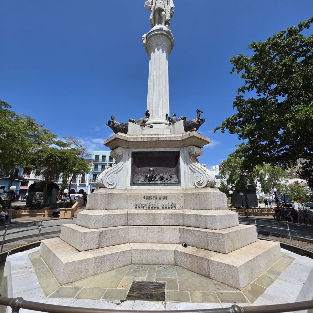 Plaza Colon - Looking up at the Christopher Columbus Statue later in the day - Parks Near Me - San Juan, Puerto Rico