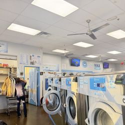 WaveMax Laundry - Clean and neat place, they can even wash your clothes for you and folded. Amazing washes and dryers!