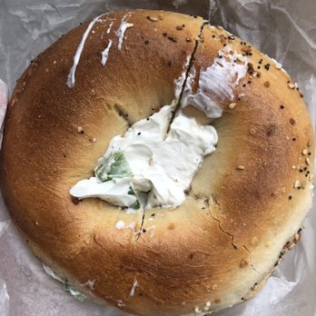 Recenze kávy a bagel