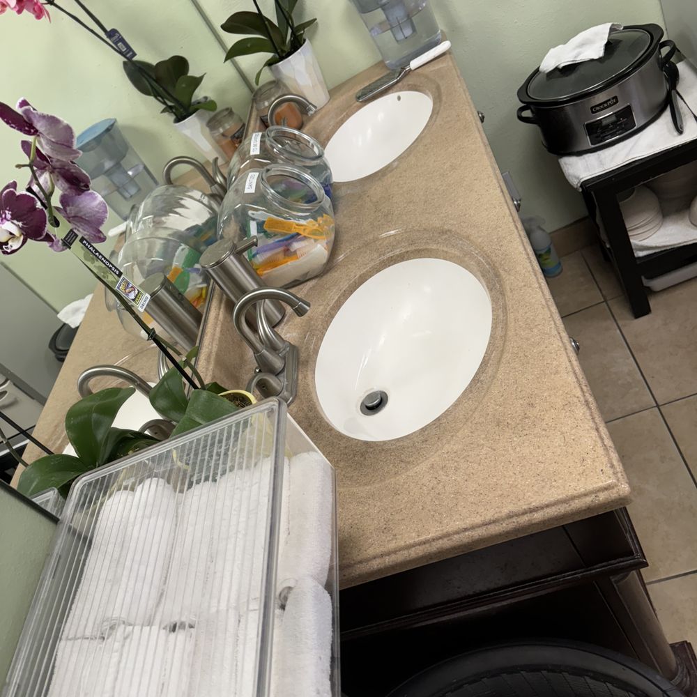 Hannah Nails And Spa - Rolled, fluffy, clean white towels at the sinks - Nail Salons Near Me - Scottsdale, Arizona