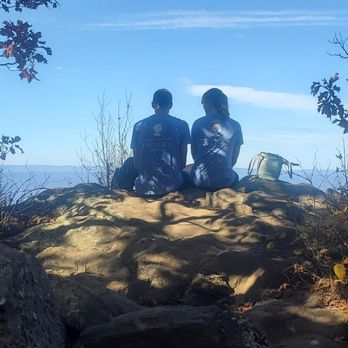 Hawksbill Trail - A couple taking in the view - Hiking Near Me - Luray, Virginia Hawksbill Trail - A couple taking in the view - Hiking Near Me - Luray, Virginia