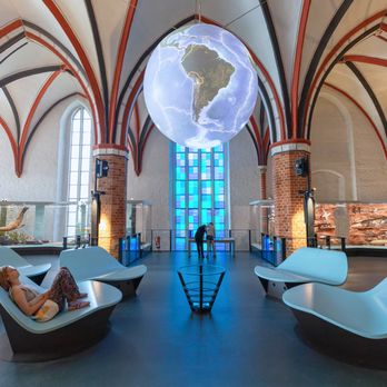 MEERESMUSEUM Stralsund - Moderne Elemente ergänzen die zahlreichen Exponate in den Ausstellungen des MEERESMUSEUMs (©Anke Neumeister/Deutsches Meeresmuseum) - Museums Near Me - Stralsund, MV MEERESMUSEUM Stralsund - Moderne Elemente ergänzen die zahlreichen Exponate in den Ausstellungen des MEERESMUSEUMs (©Anke Neumeister/Deutsches Meeresmuseum) - Museums Near Me - Stralsund, MV