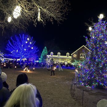 Peddler's Village - Fire and ice show - Shopping Centers Near Me - Lahaska, Pennsylvania