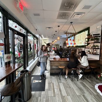 Mpanadas - Interior seating - Empanadas Near Me - Arlington, Virginia