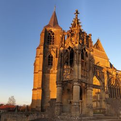 La Basilique Notre Dame d’Avioth - Bâtiment 'recevresse' avec la basilique en arrière-plan.