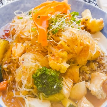 Cafe Evergreen - Kelp noodle stir fry with broccoli, cauliflower, zucchini, carrots with chicken. - Juice Bars & Smoothies Near Me - Nokomis, Florida