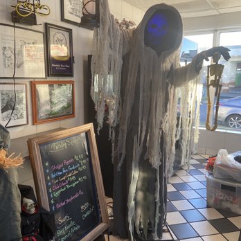 Mountain View Diner - Halloween decorations - Diners Near Me - Frederick, Maryland