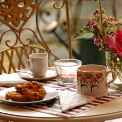 Dorfstrasse 9 - Eine Teestunde mit "Emma Bridgewater"- Geschirr.