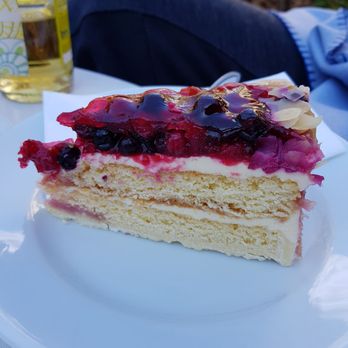 Café Strauss - Waldfruchtkuchen - Cafes Near Me - Berlin, BE