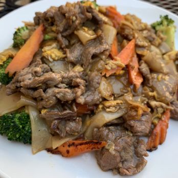 Charm Thai Kitchen - Pad See Ew Beef - This is incredible. Perfectly cooked and beautifully seasoned and presented. - Thai Near Me - Phoenix, Oregon